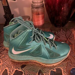 Lebron Easter size 5.5 Y
